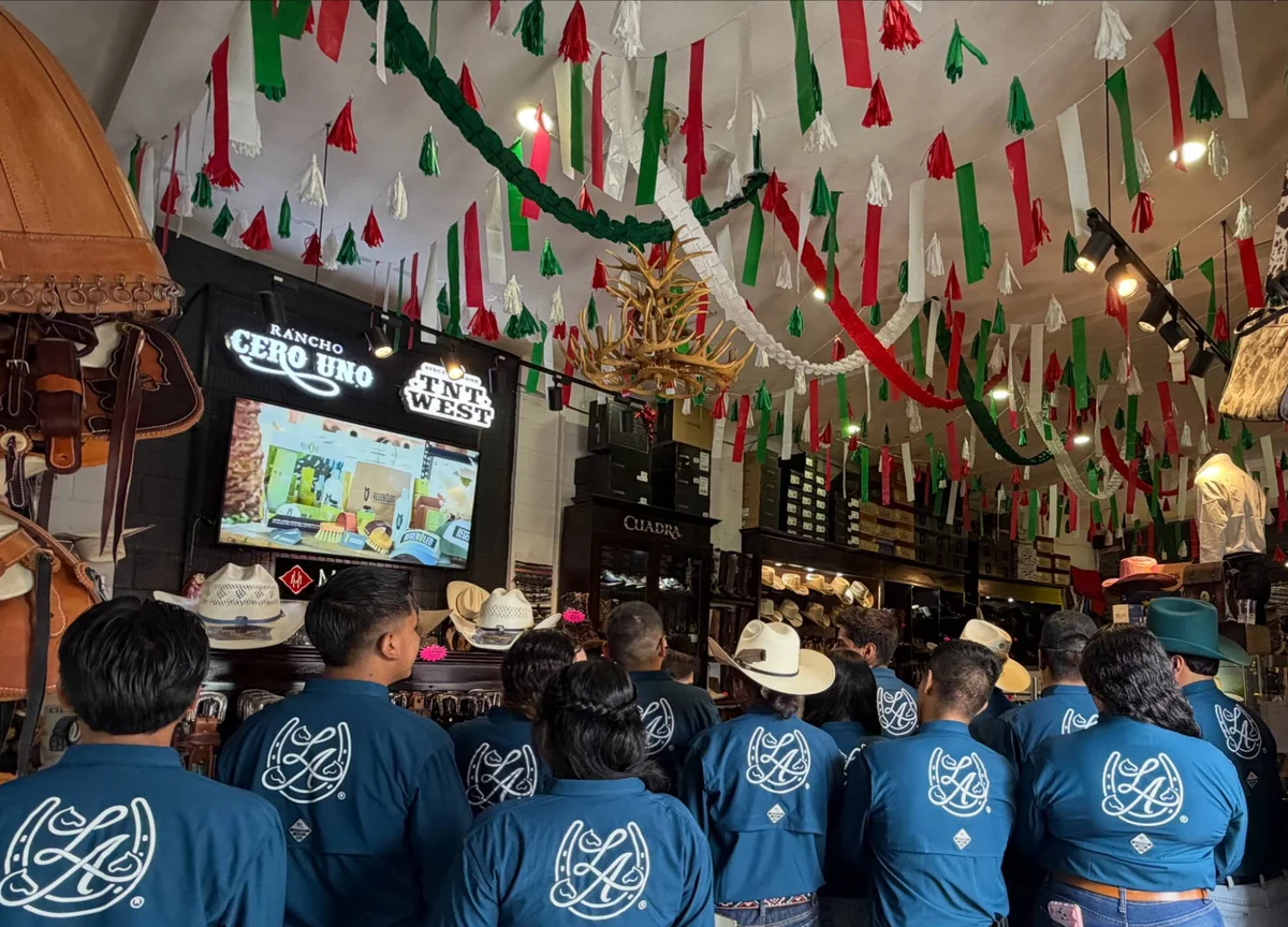 El equipo de Las Alazanas de espaldas, con la herradura de la marca en la camisa
