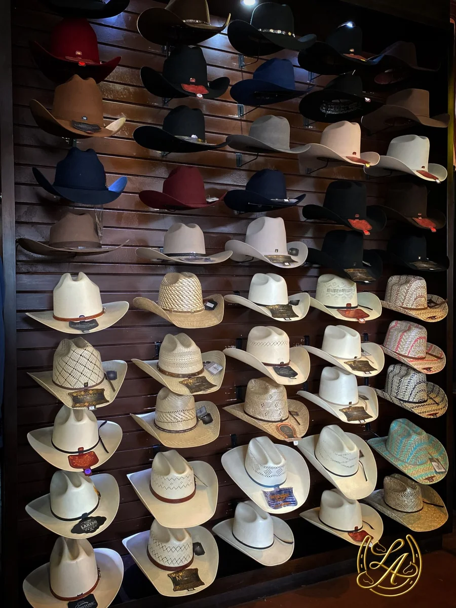 Pared de sombreros de paja y fieltro en Las Alazanas