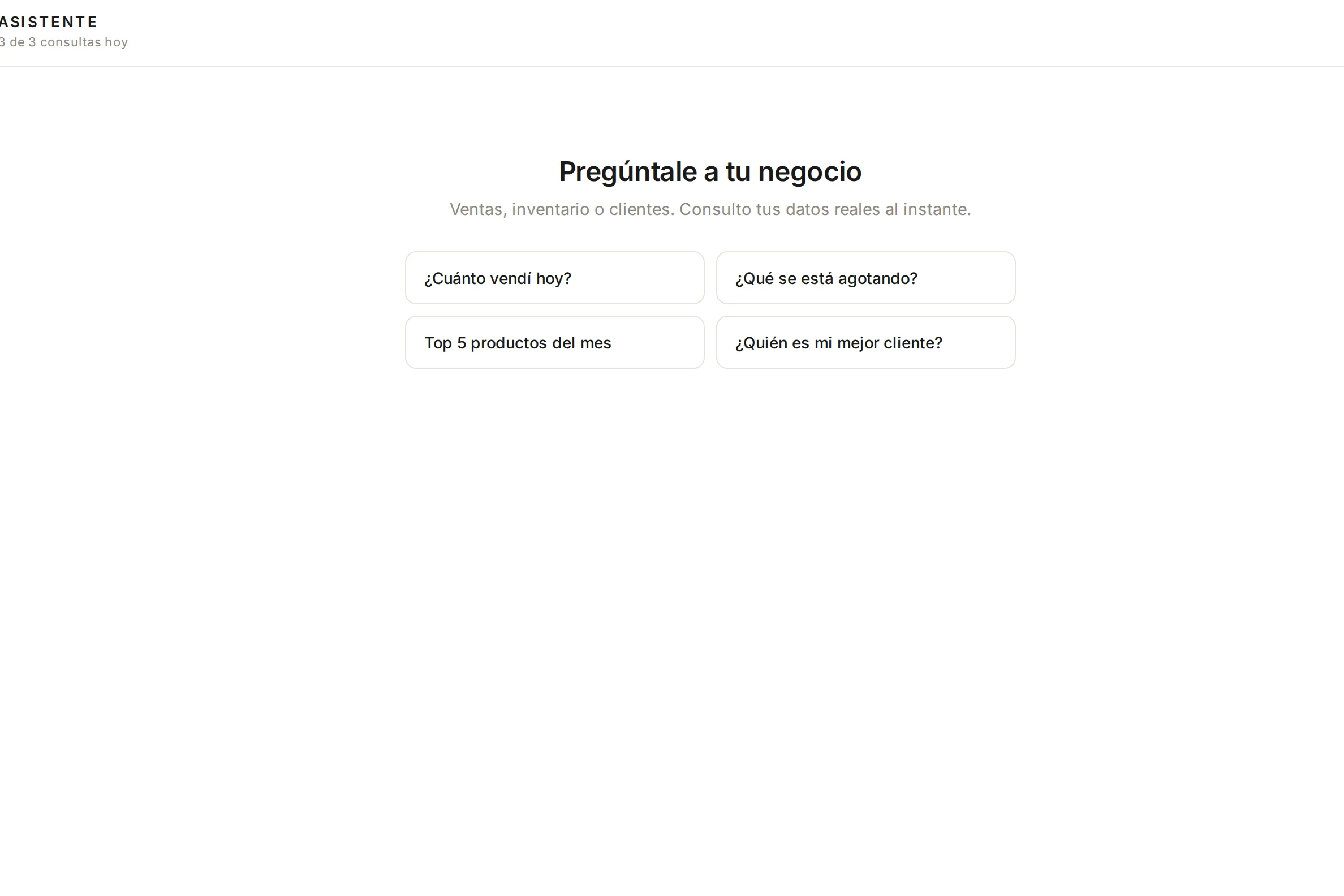 Panel de chat de AXO con pregunta en lenguaje natural, respuesta con KPIs de ventas +12%, ticket y clientes activos, y cita de fuente