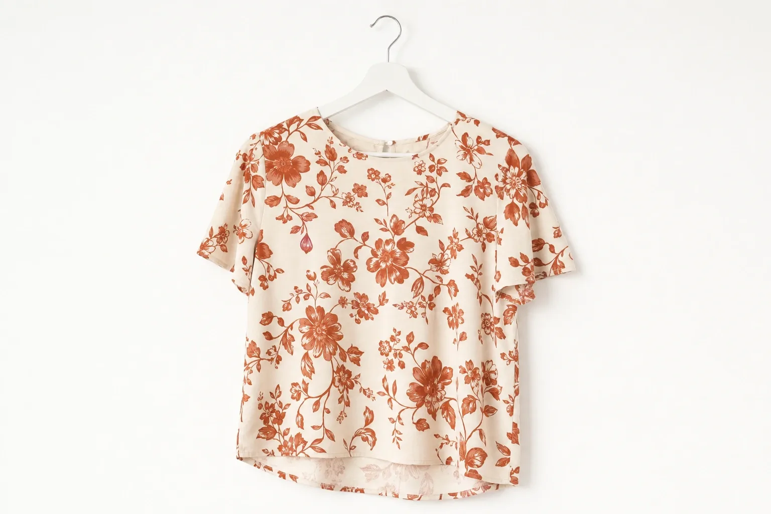 Blusa terracota colgada en el rack