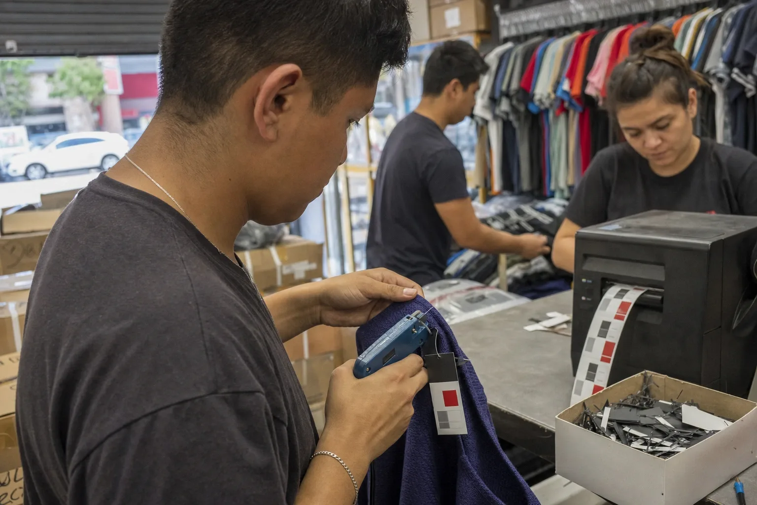 Estación de etiquetado de un outlet con la pistola y la impresora sacando la tira de etiquetas de dos precios