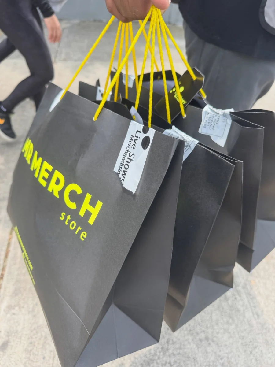 Bolsas de Mr Merch Store selladas con la cinta de Live Shows Merchandising