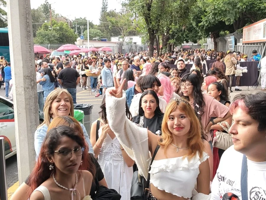 Fila de fans afuera del estadio antes del concierto