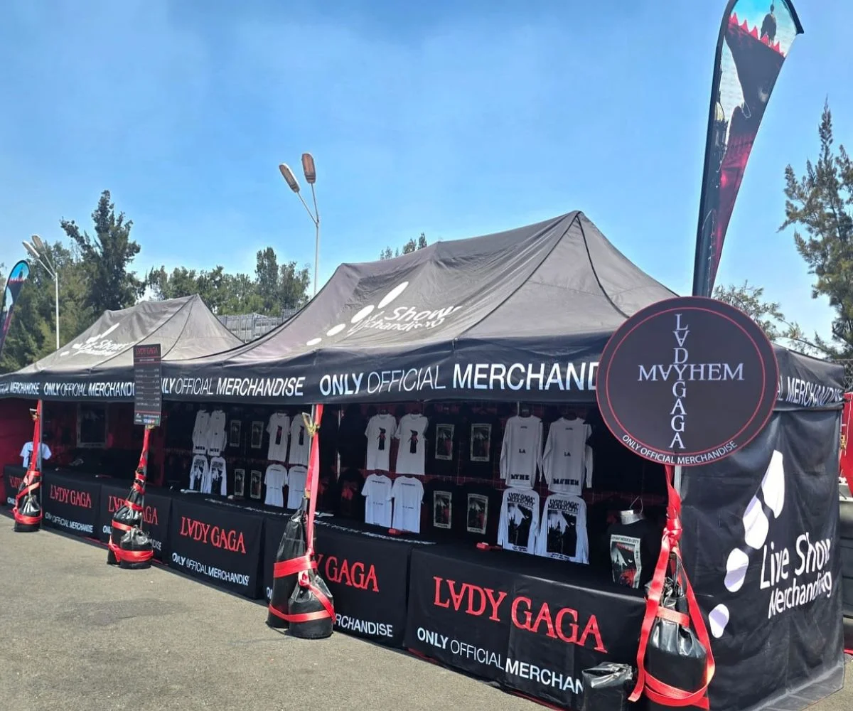 Stand de merchandising en concierto