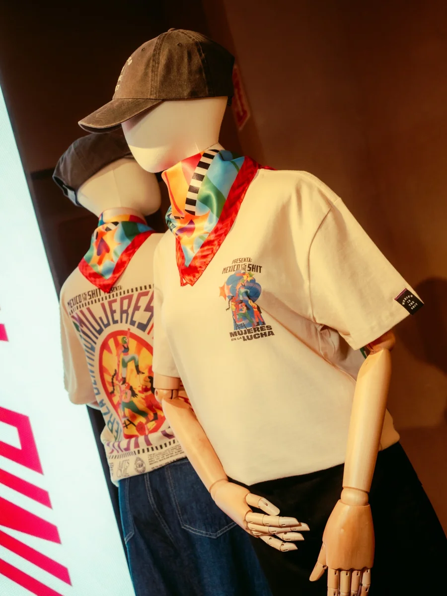 Maniquíes con la playera, la mascada y la gorra de la colección