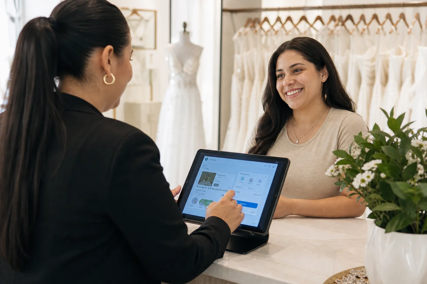 Vendedora registrando el primer abono del día en la casa de novias