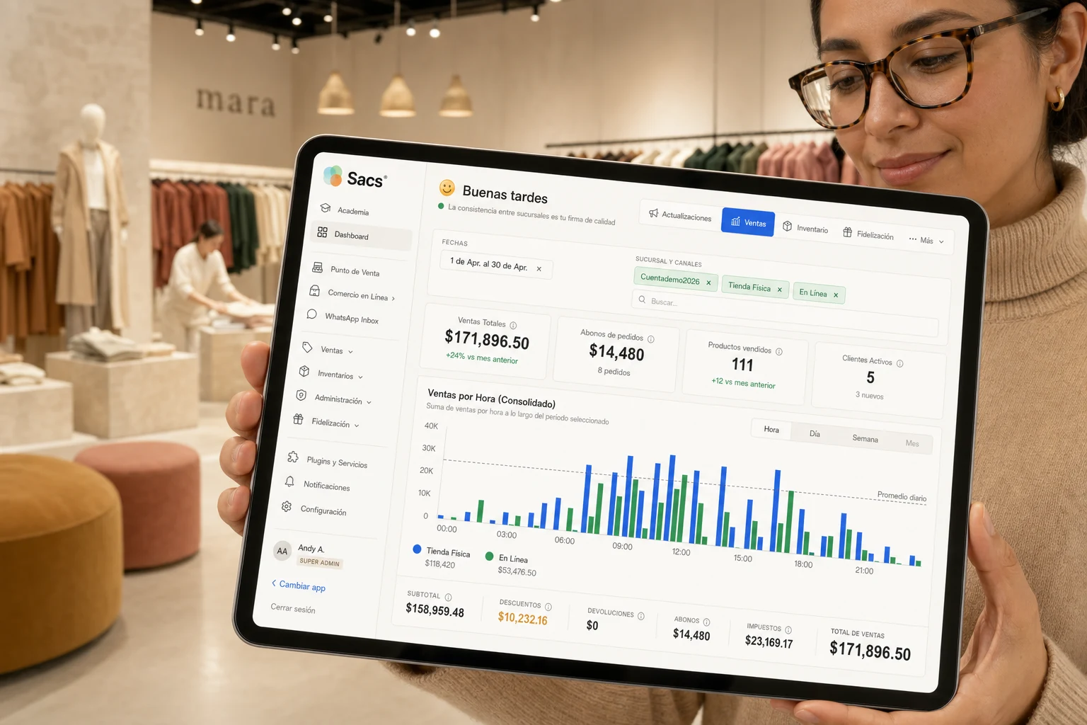 Tablet mostrando el dashboard de SACS con ventas segmentadas por canal — tienda física, tienda en línea y ambos — sostenido por una manager de tienda en una boutique moderna