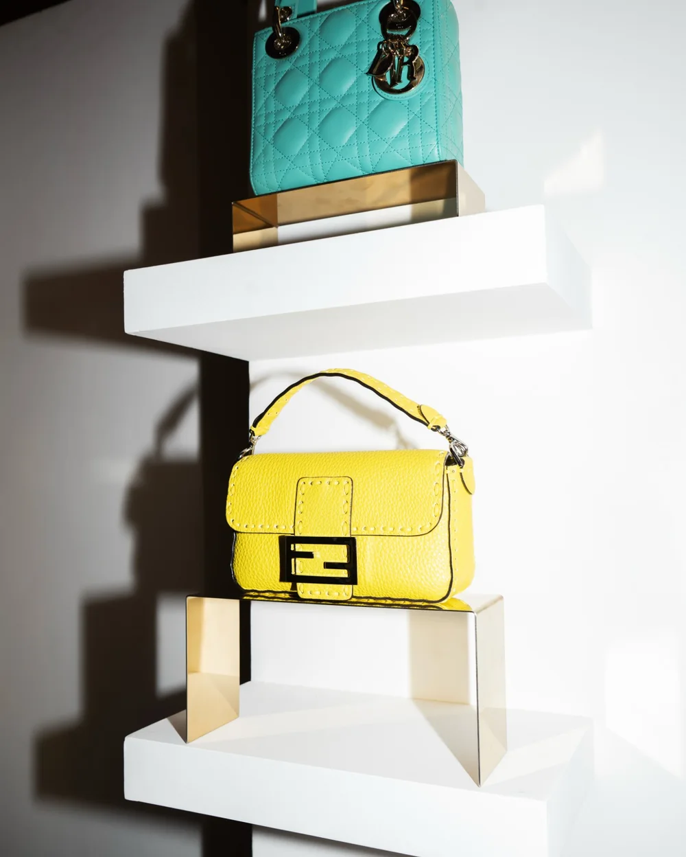 Bolsas Dior y Fendi en exhibición