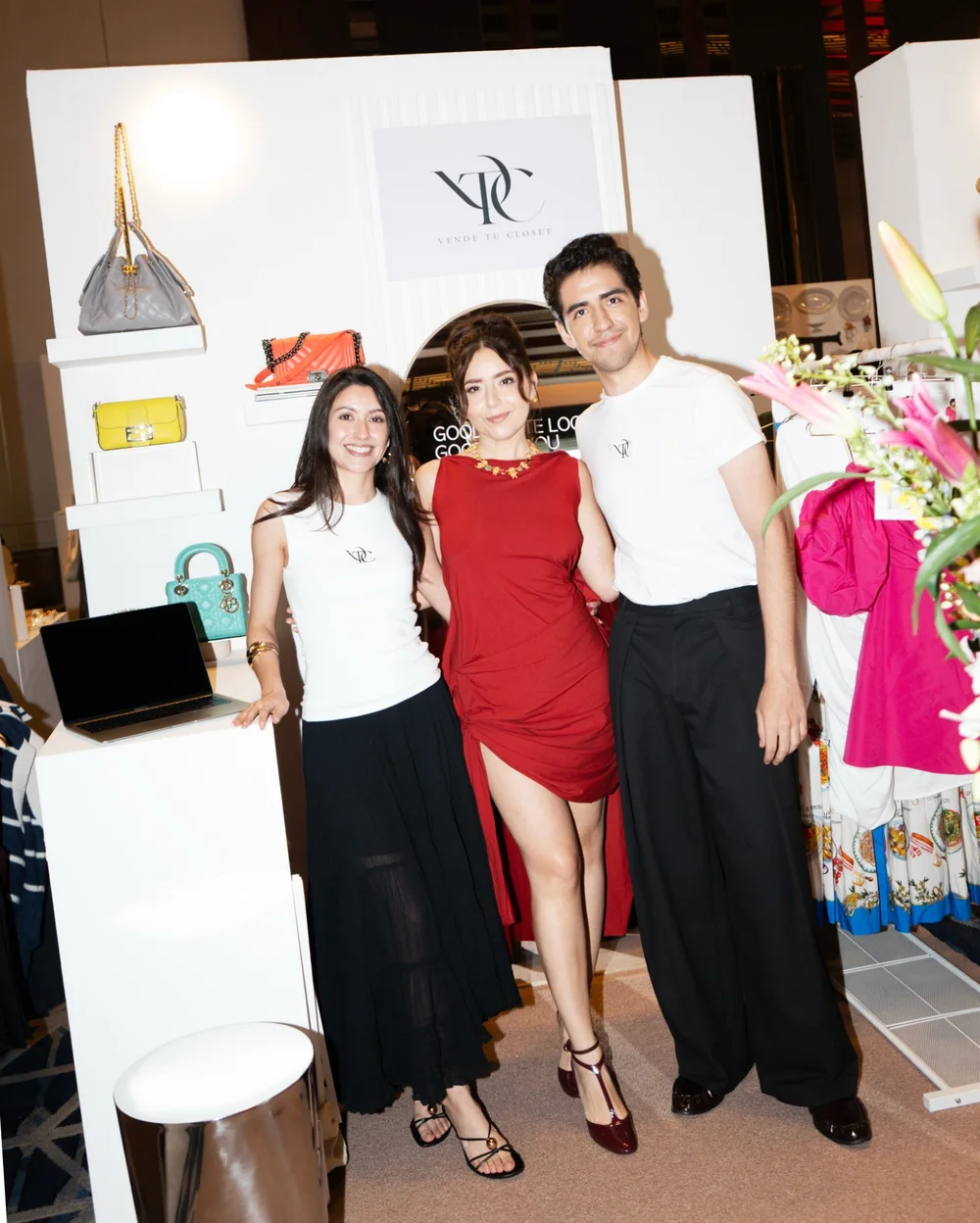 El equipo de Vende Tu Clóset en su stand, con bolsas de lujo en exhibición
