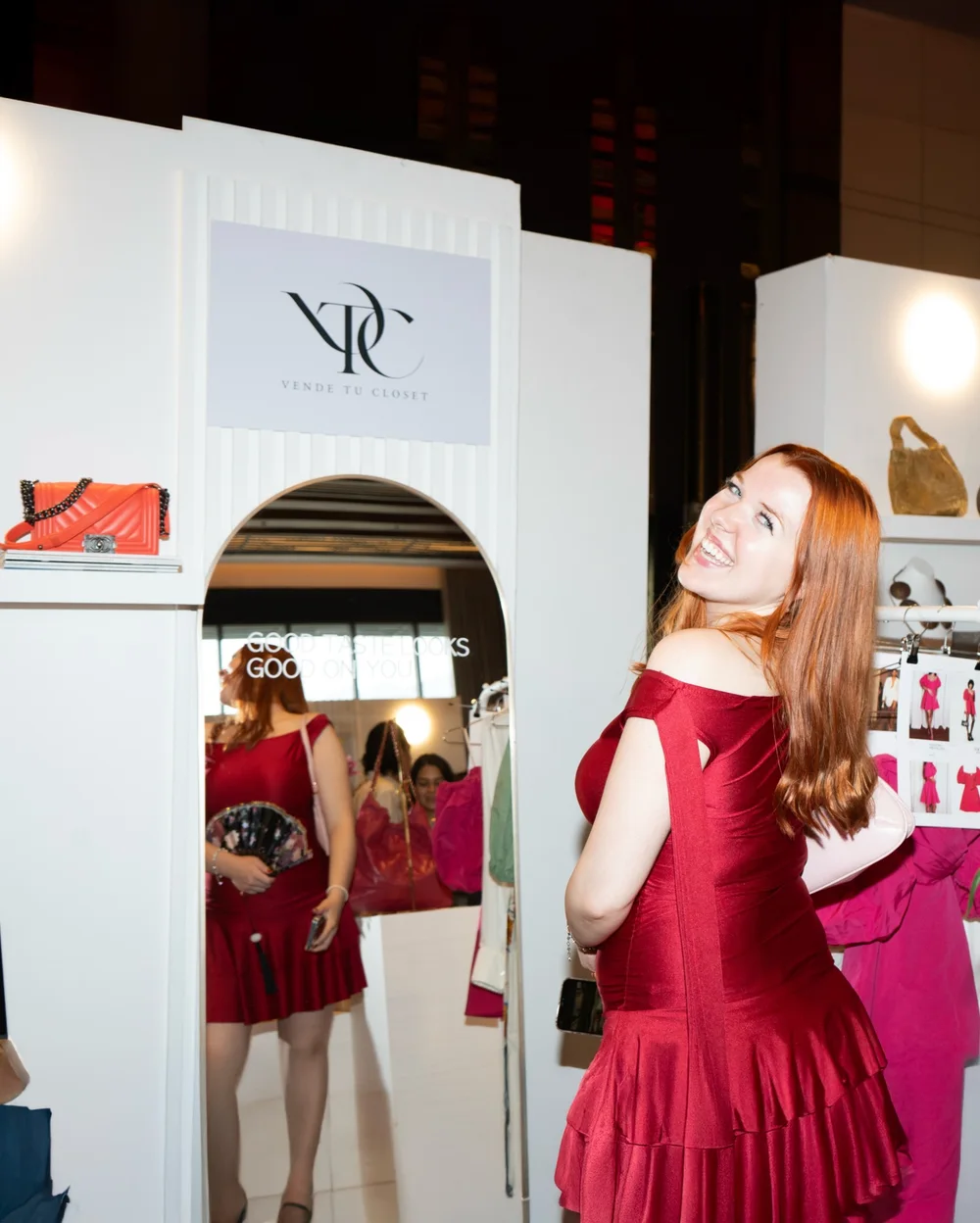 Clienta con vestido rojo frente al espejo «Good taste looks good on you» de Vende Tu Clóset